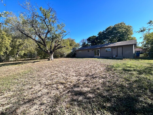 Building Photo - CUTE 3 BEDROOM HOME FEATURING 2 LIVING ARE...