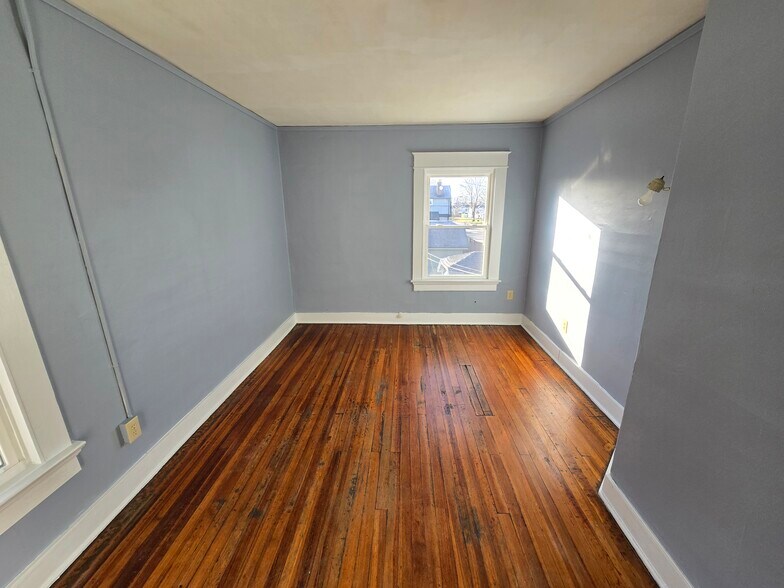 Building Photo - 526 Richmond Ave