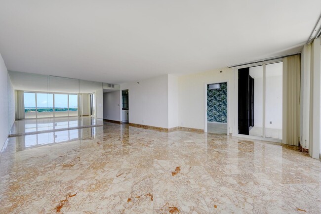 Building Photo - 525 S Flagler Dr