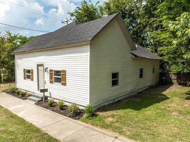 Building Photo - Freshly Updated 2 Bedroom House