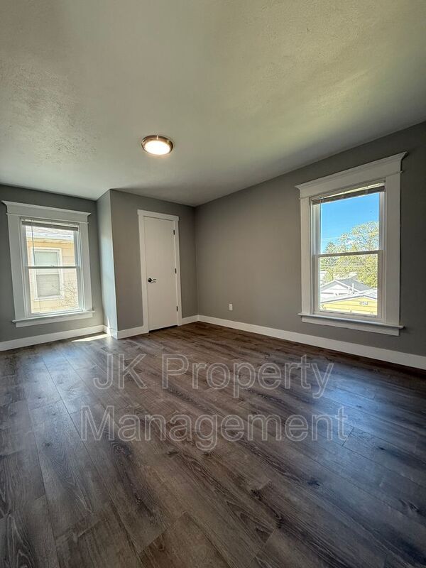 Building Photo - 913 5th Ave N