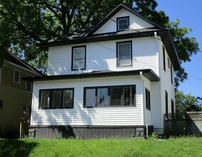 Building Photo - COMING SOON!! 506 Denver- large 3 bed house! **PETS OK**