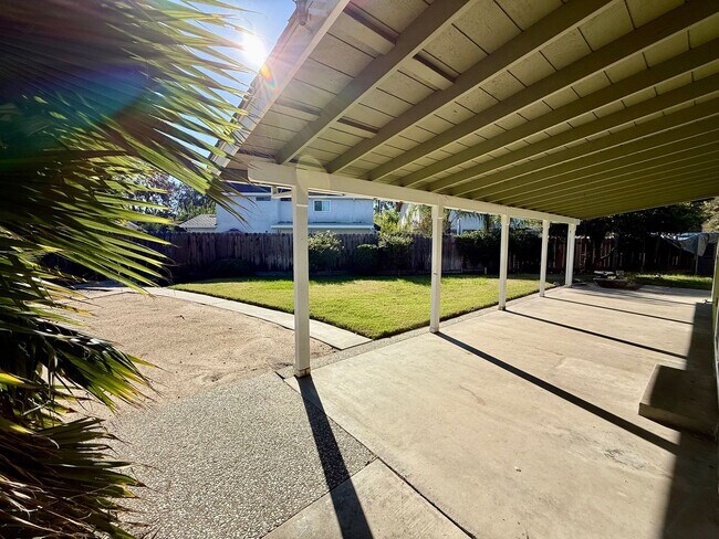 Building Photo - Single story home in established neighborhood!