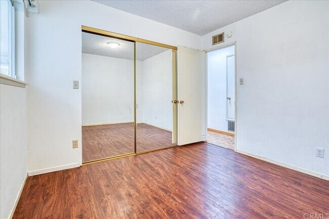 Building Photo - 5 Bedroom 3-bathroom Large single level home!