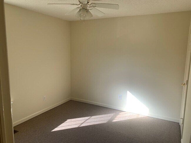 Building Photo - Quiet Country Living