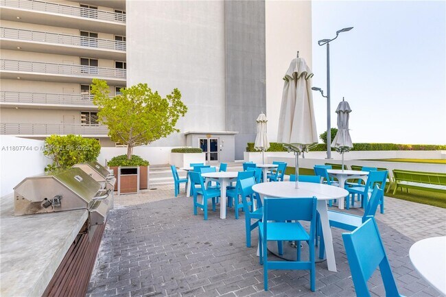 Building Photo - 16385 Biscayne Blvd