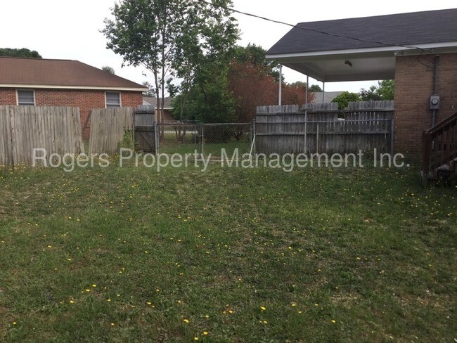 Building Photo - 207 Oak Ridge Ln