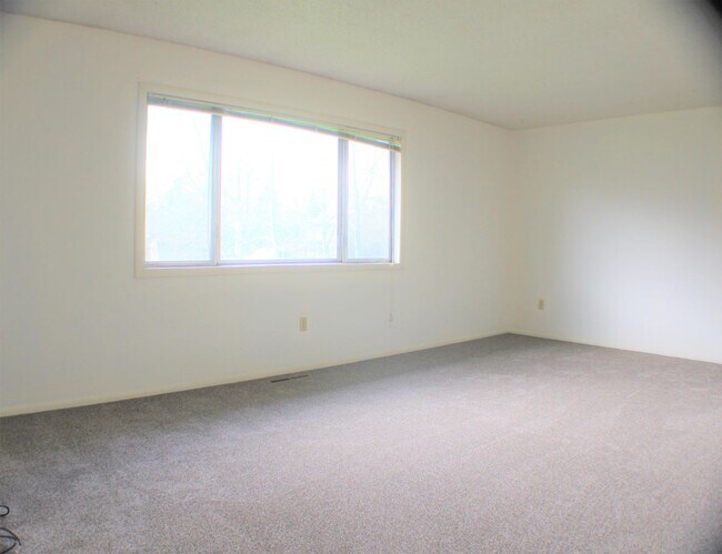 Building Photo - Spacious and charming conveniently located...
