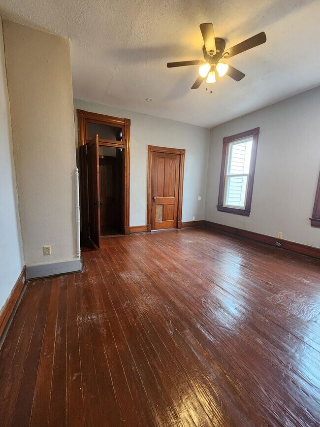 Building Photo - Three Bedroom in Alton