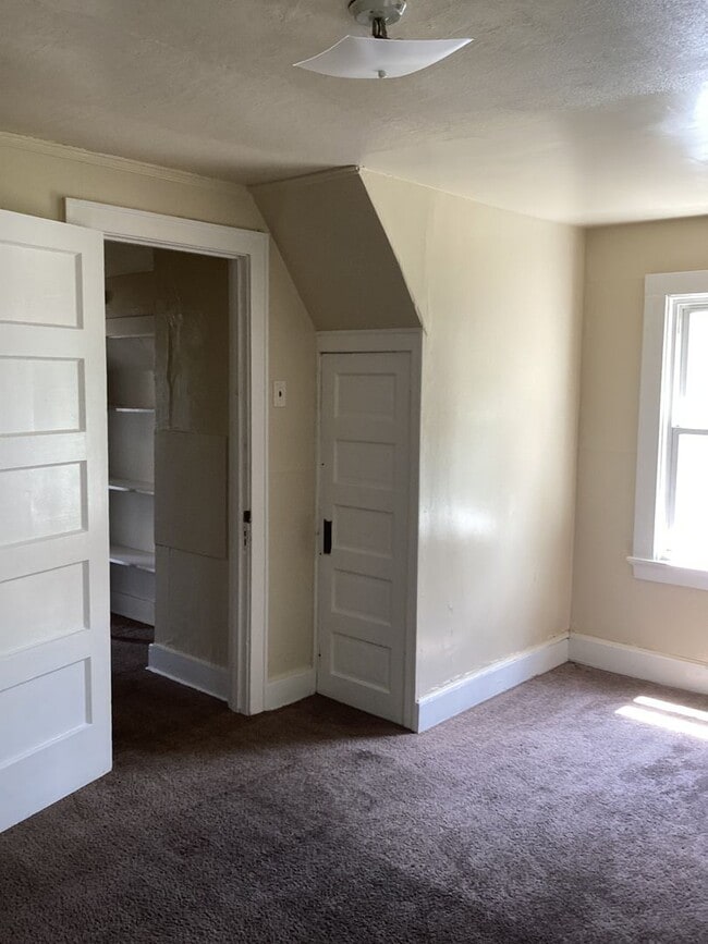 Building Photo - 3 Bedroom single family home