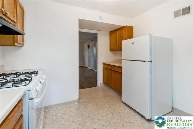 Building Photo - 240 Palmer St