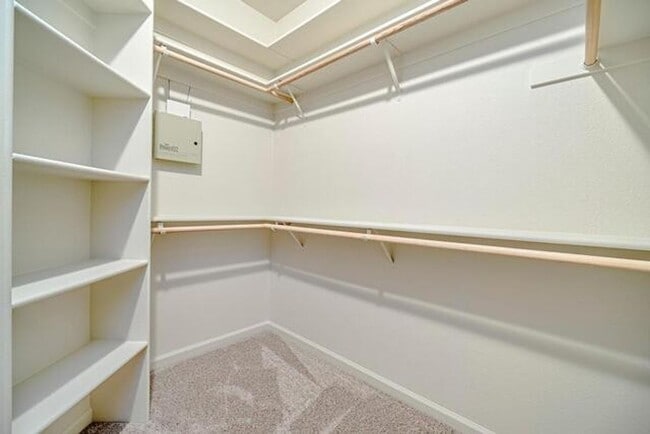 Building Photo - Pristine 3 Bedroom 2 bathroom + Den in Sou...