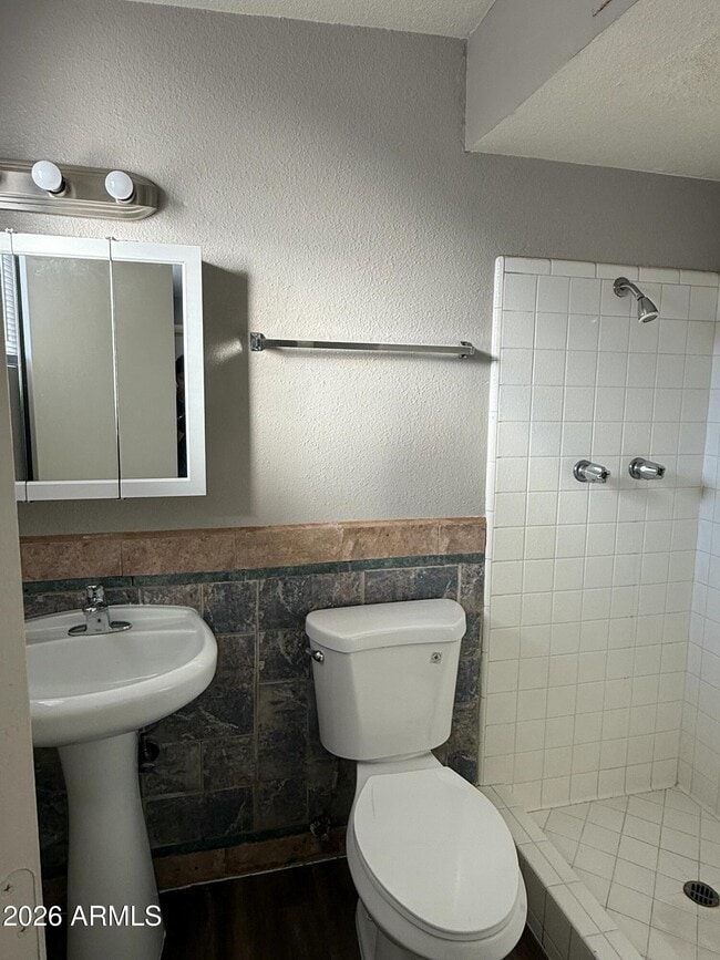 Building Photo - 102 E Ivy St