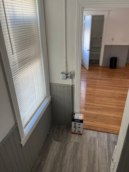 Building Photo - 42 Kilburn St