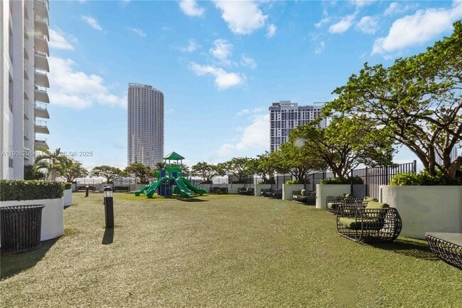 Building Photo - 90 SW 3rd St