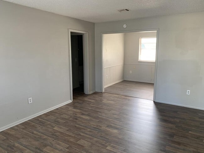 Building Photo - 9432 NE 14th St