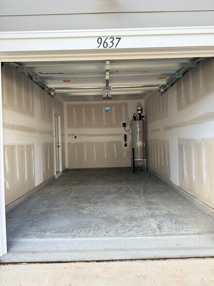 Building Photo - 9637 Munsing Dr