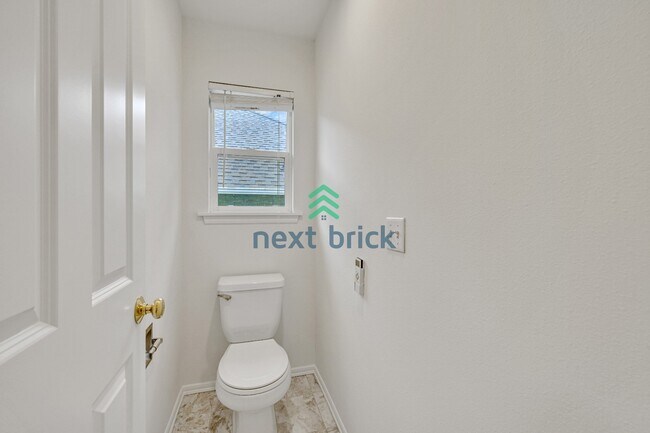 Building Photo - 4 Bed 2.5 Bath Single-family House Available for Rent!