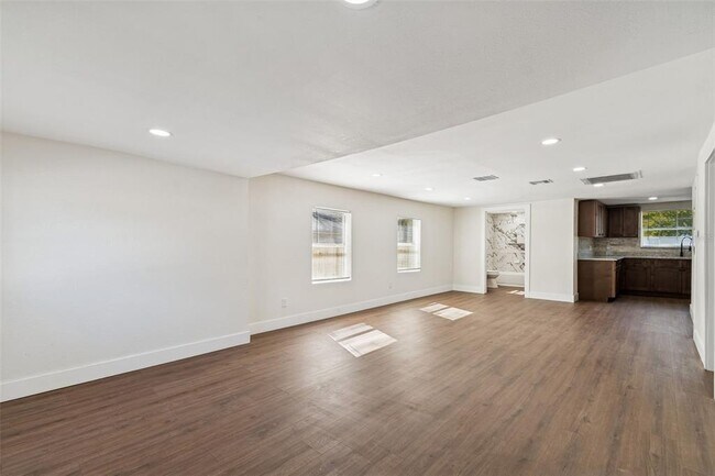 Building Photo - 9412 N Brooks St