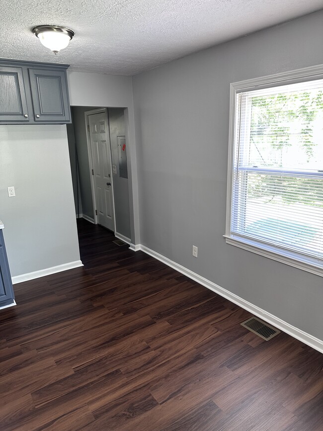 Building Photo - Cozy Casa
