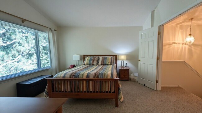Building Photo - Bothell / Woodinville 2 Bedroom Townhome with Den and AIR-CONDITIONING