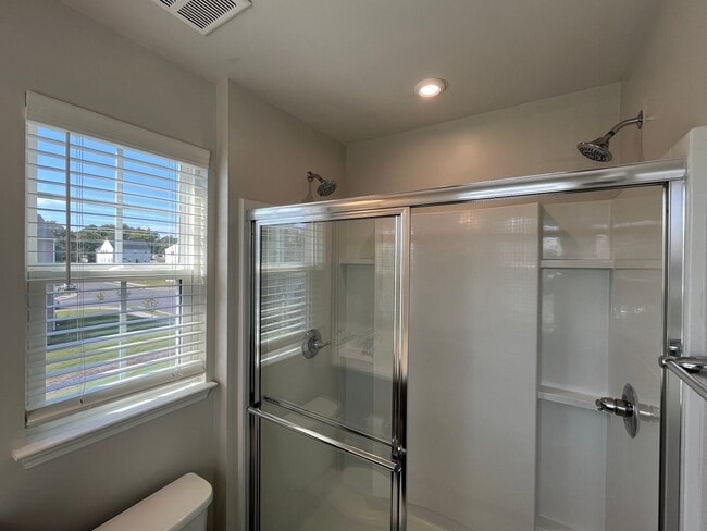 Building Photo - Amazing 3BD, 2.5BA End-Unit Townhome with 4th Bonus Room in the Heart of Durham