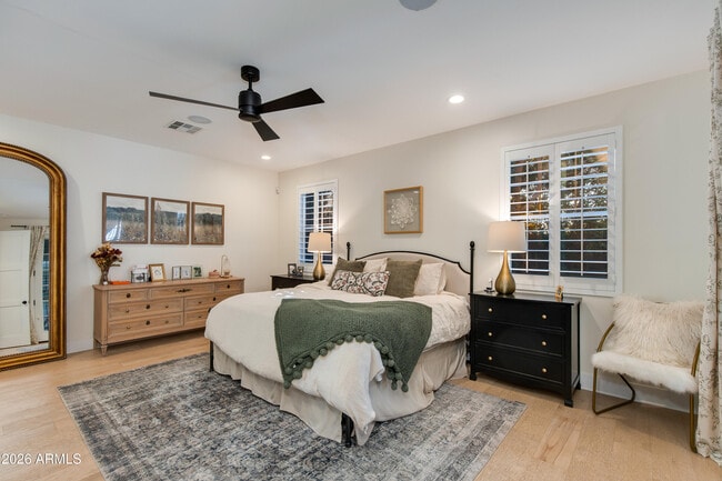 Building Photo - 3247 E Sells Dr