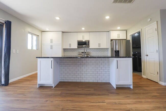 Building Photo - 4 Bedroom Home Available For Immediate Mov...