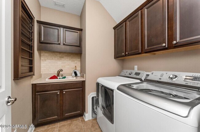 Building Photo - 328 Howland Drive