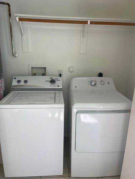 Building Photo - Room in Duplex on W Walton Way