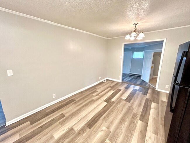 Building Photo - Lovely 3 Bedroom, 1.5 Bath with bonus room Available Now!- $1350 with a one-year commitment and t...