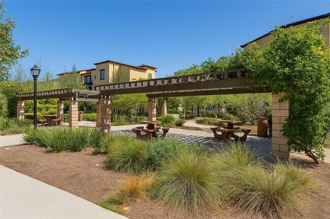 Building Photo - 2700 E Chaucer St