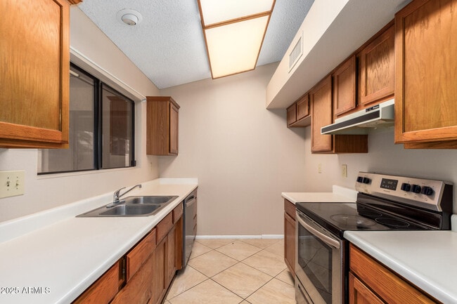 Building Photo - 13722 W Gable Hill Dr