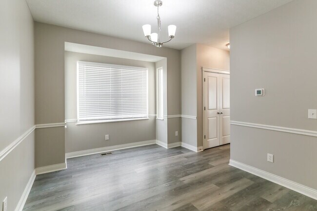 Building Photo - 585 Bettmann St