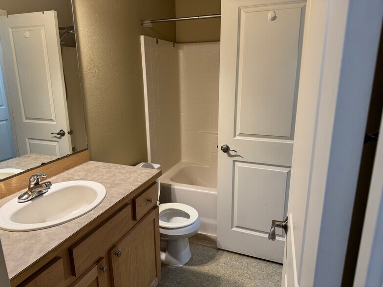 Full Bathroom 2 - 501 225th Ln NE