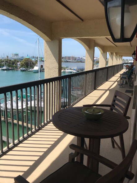 Building Photo - 12500 Capri Cir N