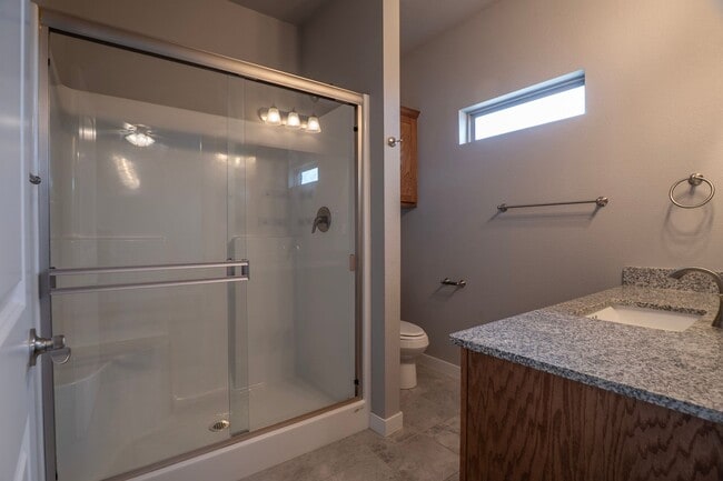 Building Photo - Charming 2 bedroom!