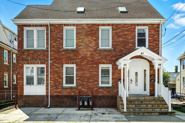 Building Photo - 65 Gem Ave