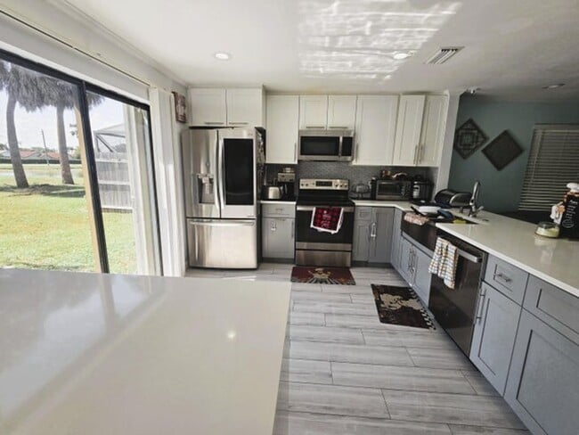 Building Photo - 5885 Northpointe Ln