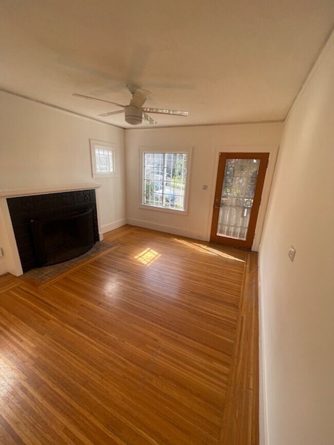 Building Photo - Great House in Oakland! 2 Beds, 1 Bath