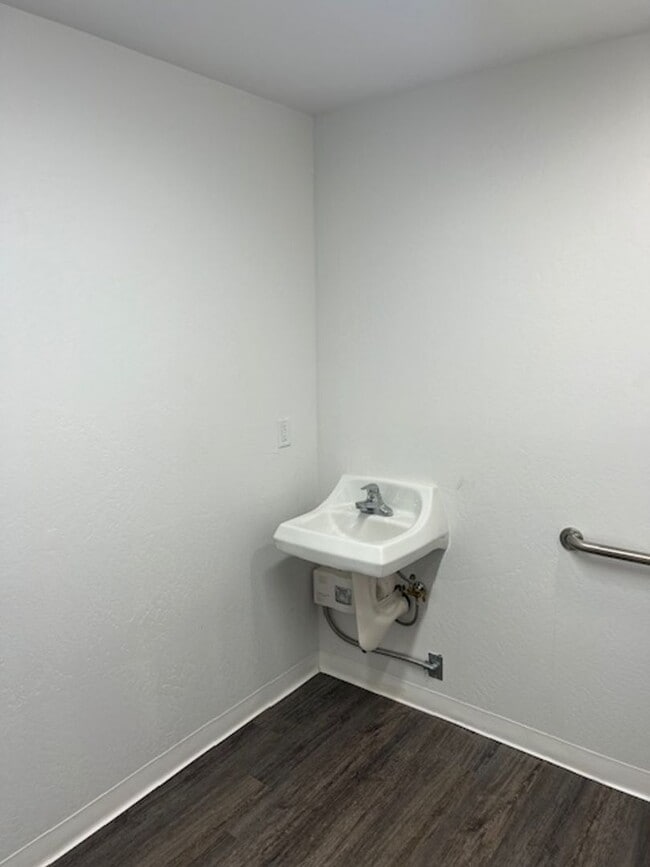 Building Photo - 967 Lawnsdale Rd