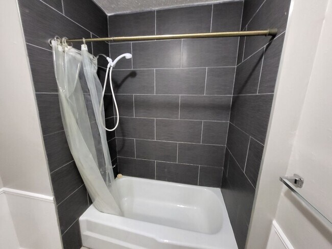 Building Photo - 2 Bedroom 1.5 Bathroom Townhouse with granite countertops and washer/dryer provided