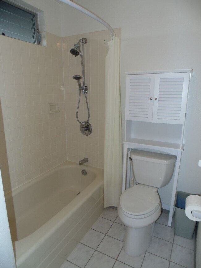 Building Photo - Large partly furnished house in Pearl City - PET FRIENDLY!
