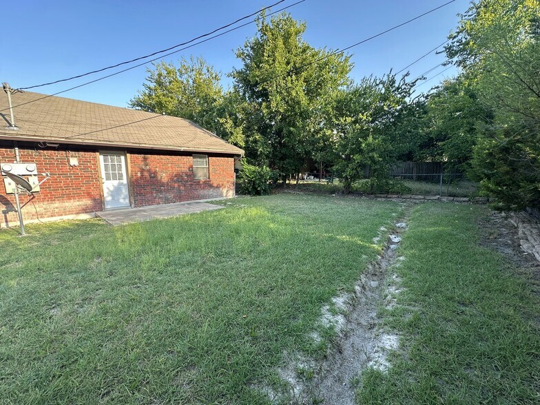 Building Photo - 811 N 5th St
