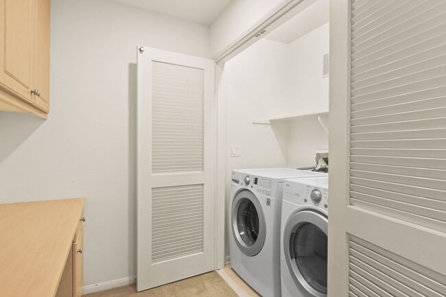 Building Photo - Act Fast: Charming Townhome in Central San...