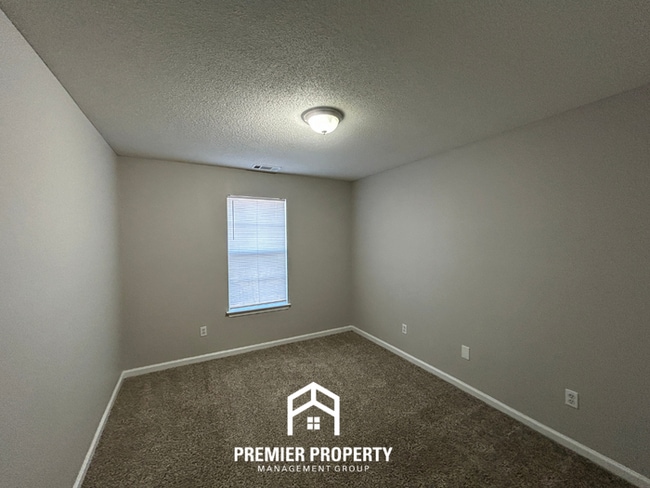 Building Photo - Cozy 3BR Home with Fireplace, Hardwood Floors & Fenced Yard in Memphis