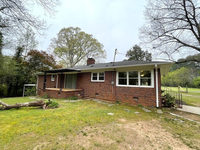 Building Photo - 1605 Cherokee Rd