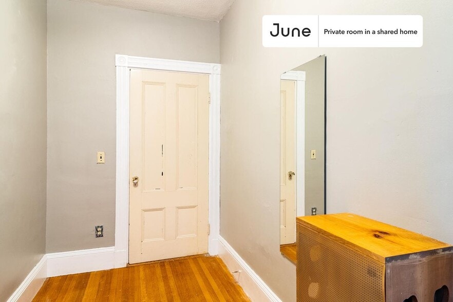 Building Photo - Room in Shared 5 bed/1 bath home