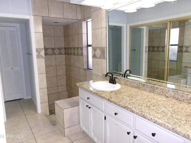 Building Photo - 5852 Mira Serena Dr