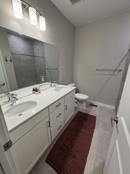 Building Photo - 1566 W 67th Dr